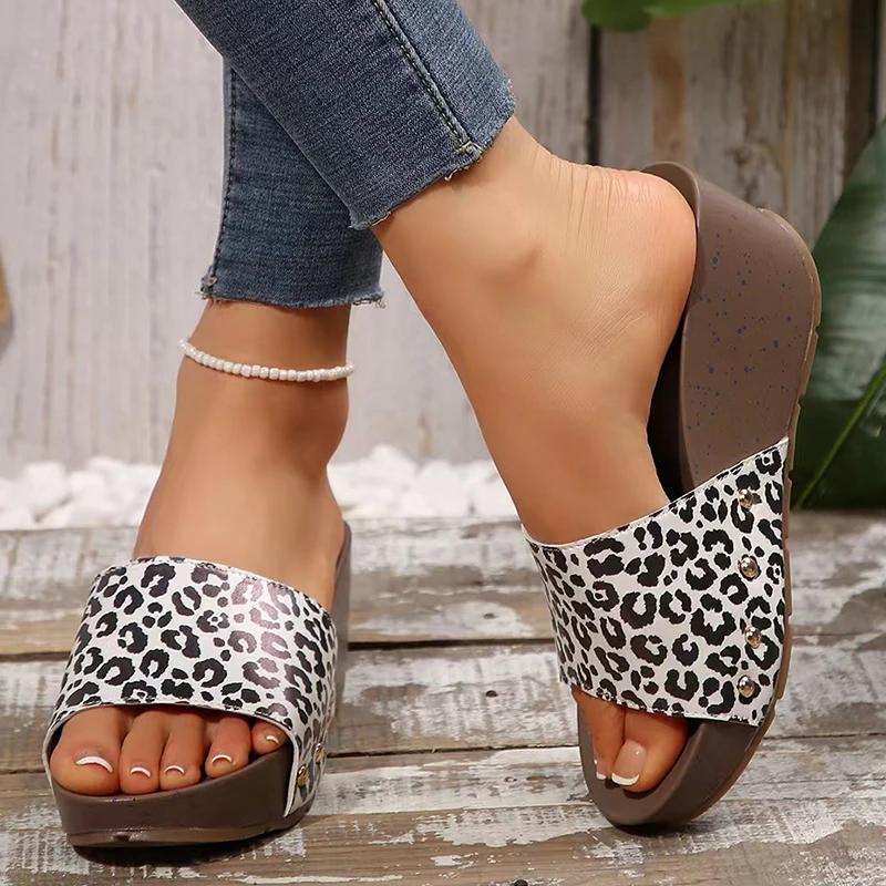 Мода Мода Декор заклепками Клиновидные шлепанцы Женские Белые из ПУ кожи Сандалии на платформе для женщин 2025 Лето Толстая подошва Слайды Пляжная обувь