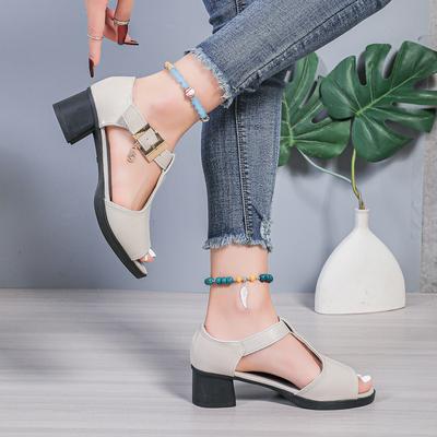 Модные босоножки на толстом каблуке женские 2025 новые толстые каблуки среднего каблука женские туфли для мам с пряжкой из одного слова с рыбьим ртом босоножки женские летние