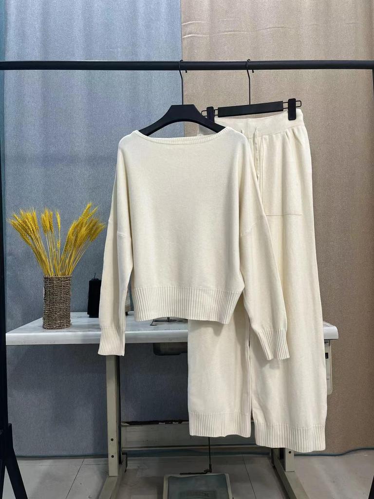 Женский вязаный костюм-двойка: Комплект из свободного свитера с рукавами «летучая мышь» и широких брюк осень/зима 2024 г.