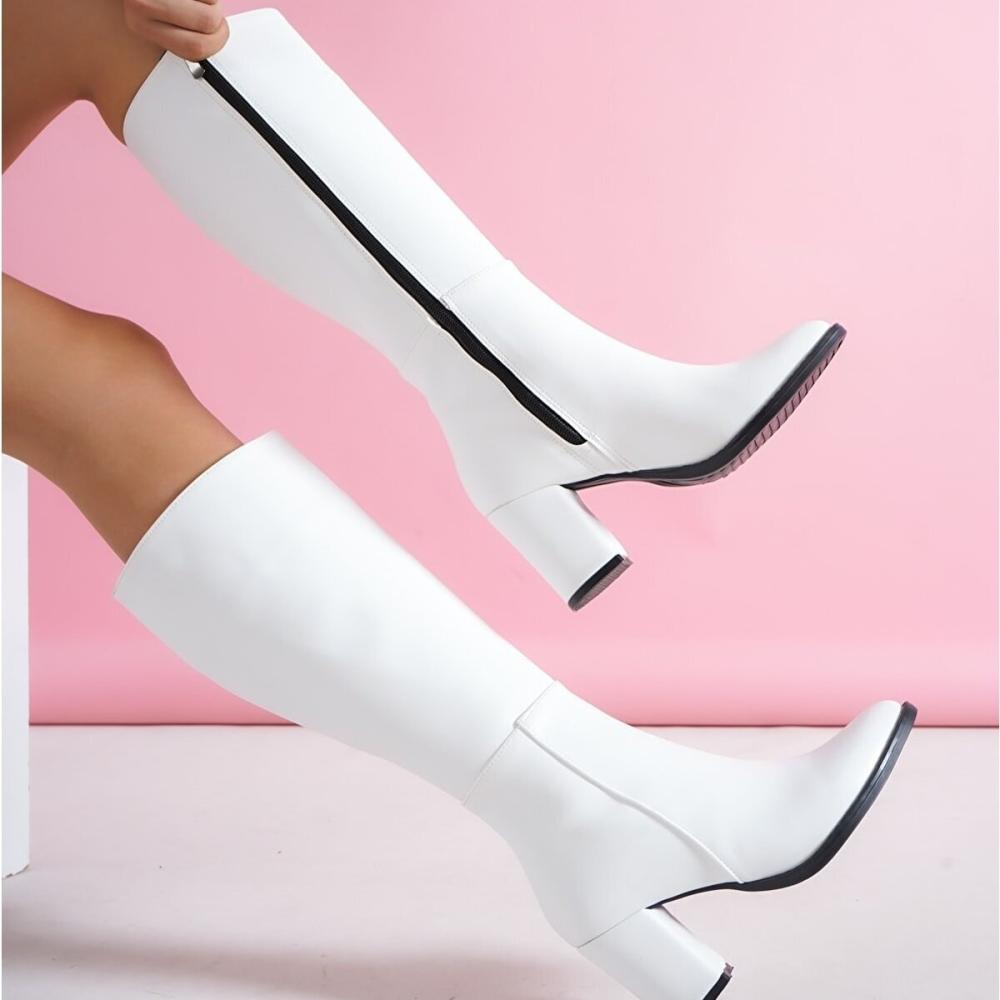 Модные женские белые сапоги выше колена на высоком каблуке