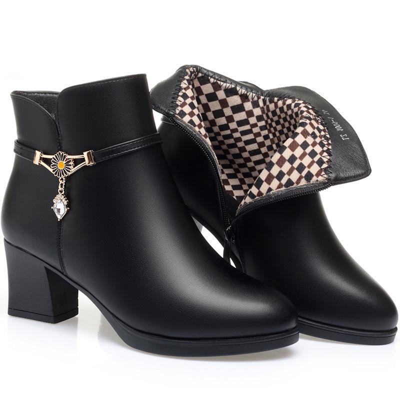 «Женские нескользящие кожаные ботинки на среднем каблуке — осенне-зимняя коллекция с бархатной подкладкой для людей среднего и пожилого возраста»