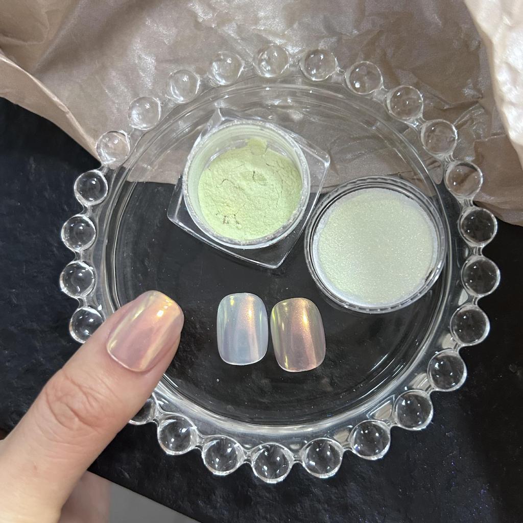 Маникюр с жемчужной пудрой Hailey Lux Satin: Свадебные ногти «Белый лунный свет»