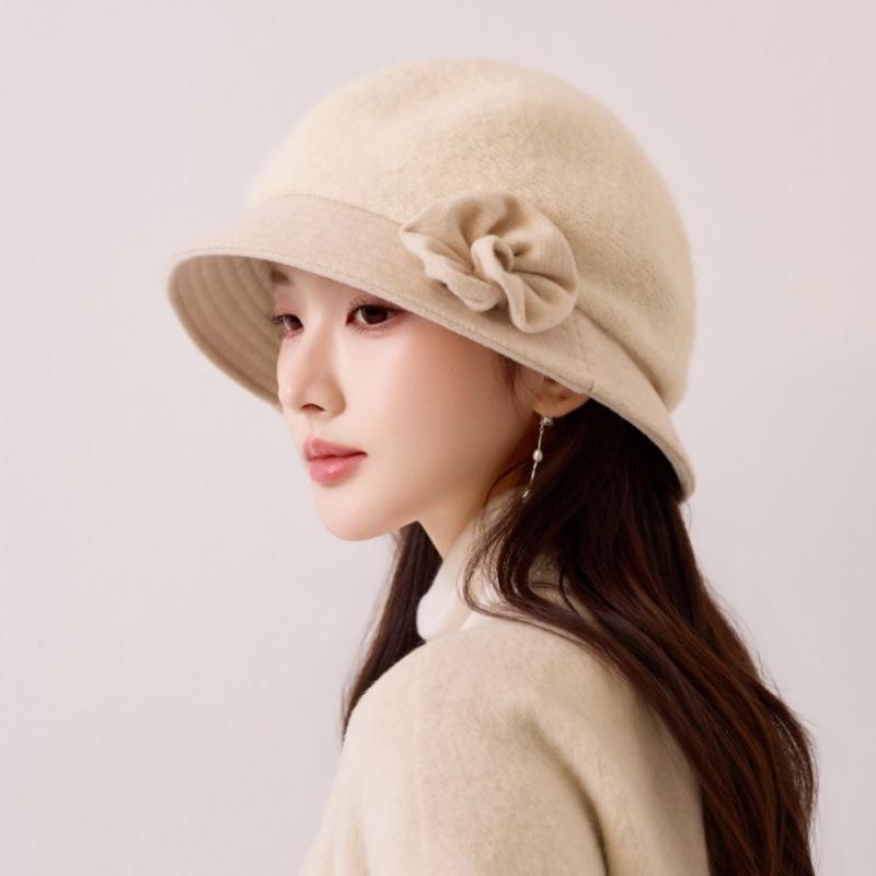 High-quality autumn and winter woolen pot hat, female retro flower versatile, showing a small face, thickening and keeping warm, fashionable mother ha