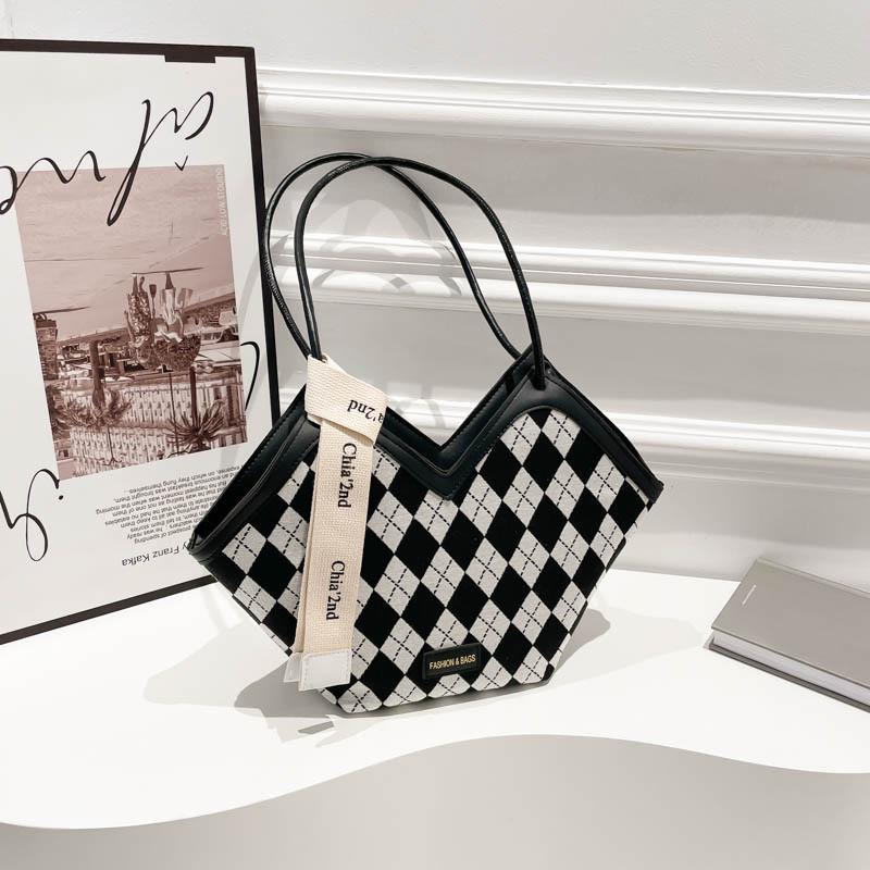 Trendy Fashionable Large Capacity Bucket Bag For Women With Chic Design And Comfort