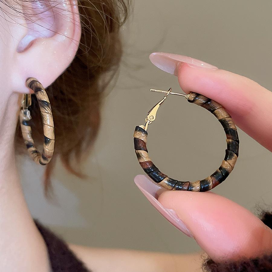 Серьги-гвоздики из серебряной иглы, из смолы и искусственной кожи с леопардовым принтом, геометрические, круглые, в виде цветка, осенне-зимние, нишевые, высокого класса, женские