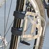 Bikersay Велосипедный держатель для бутылки Алюминиевый сплав Держатель для бутылки Регулируемое отверстие Клетка для бутылки с водой Фиксируемый на передней вилке Велосипедный аксессуар