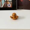 Статуэтка утки со средним пальцем, деревянная текстура, маленькая желтая утка, поводок, скульптура, модель животного, домашний офис, книжная полка, украшение для рабочего стола, орнамент