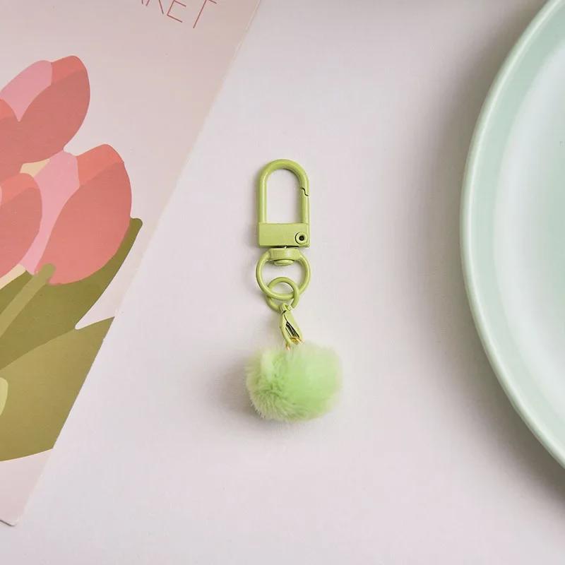 Брелок для ключей в виде разноцветного плюшевого шарика с молочным кулоном, абажуром в виде макарон и вращающейся пряжкой.