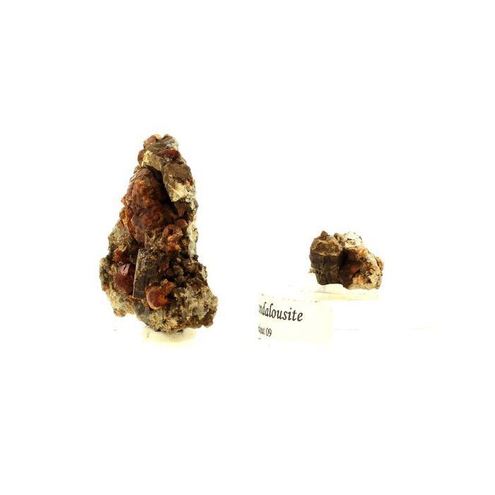 Pierres et Minéraux. Grenat grossulaire + Andalousite. 190.0 ct. Quérigut, Ariège, France.