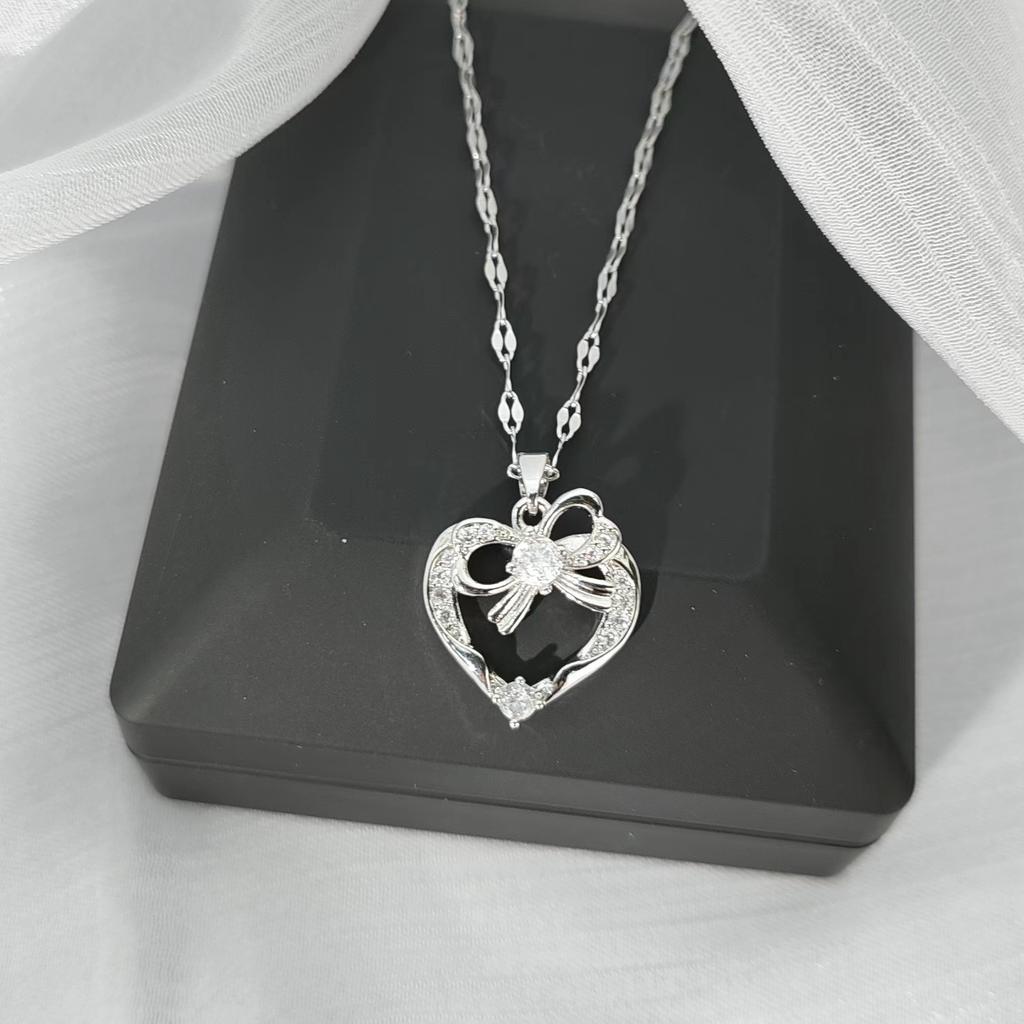 Титановая сталь Любовное ожерелье Женское Легкая роскошь Высокий уровень Универсальный кулон-сердце Цепочка для ключицы Аксессуары