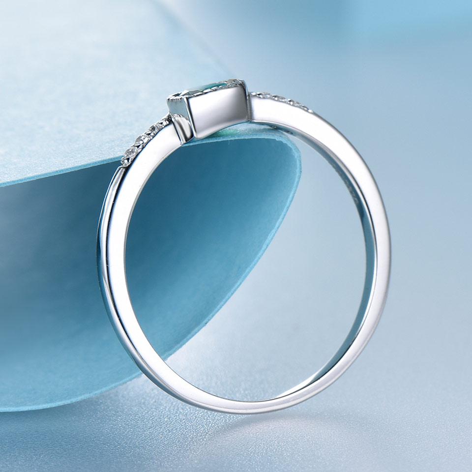 Серебряное кольцо 925 пробы тонкое с зелёным камнем, от бренда UMCHO