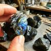 100 г натуральный красочный кристалл лабрадорита, оригинальный лунный камень, натуральные камни, орнамент, лунный камень, лабрадорит, резьба, образец руды