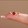 Кольцо с инкрустацией круглым имитацией натурального граната 5 мм, изысканное женское кольцо с розовым покрытием