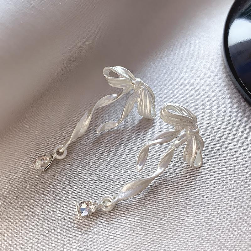 Европейские и американские классические ретро-серьги из металла для женщин - шикарный холодный стиль, элитные ювелирные изделия знаменитостей