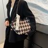 Trendy Fashionable Large Capacity Bucket Bag For Women With Chic Design And Comfort