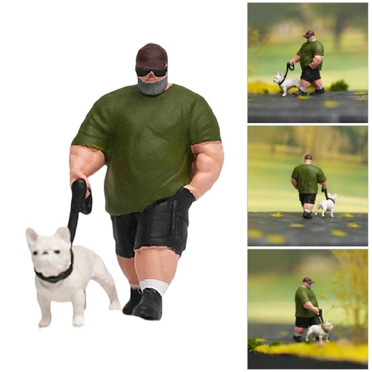 Смоляная модель в масштабе 1:64, изображающая мужчину, гуляющего со своей собакой. Миниатюрная фигурка для поделок и коллекционных витрин.