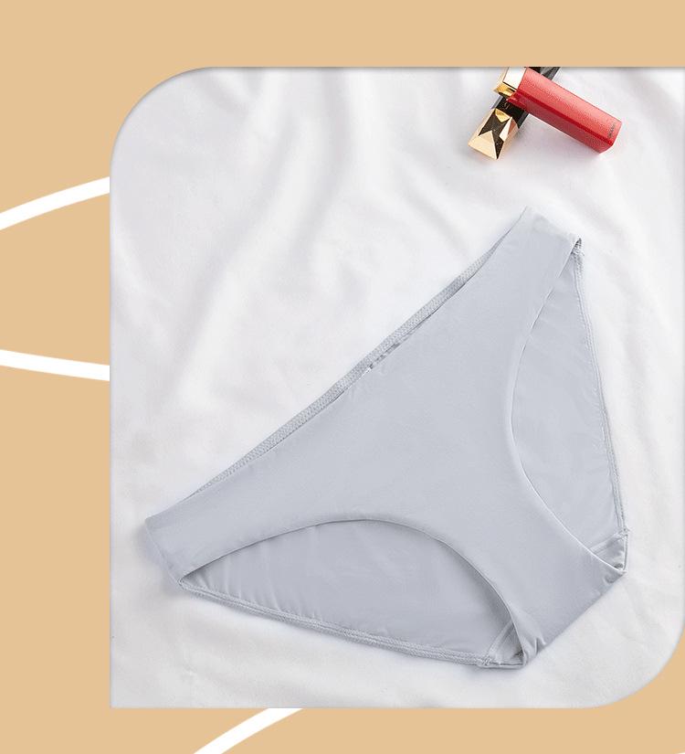 Large Seamless Breathable Cotton Mid-Waist Briefs for Women