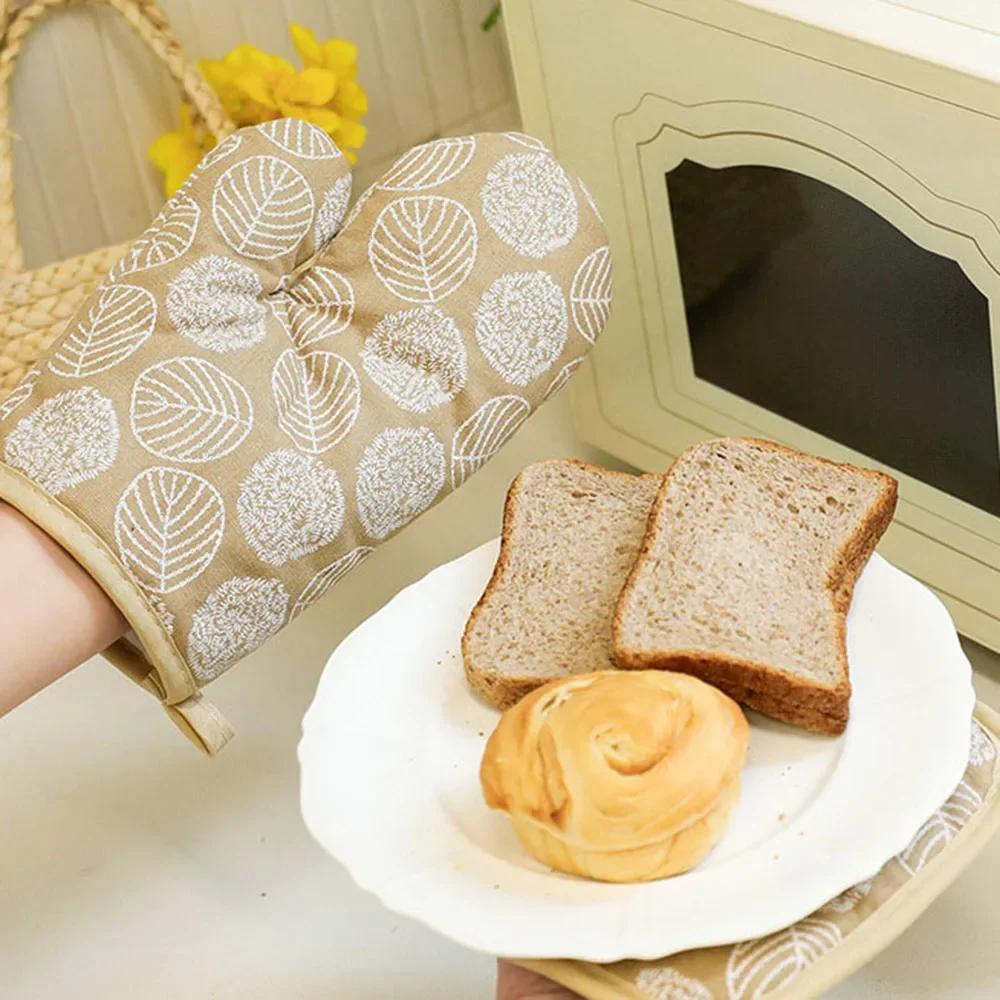 Cooking Space Baking Oven Gloves Thickened Heat Withstanding Gloves, Microwave Oven Gloves, Anti-Scalding Printed Gloves