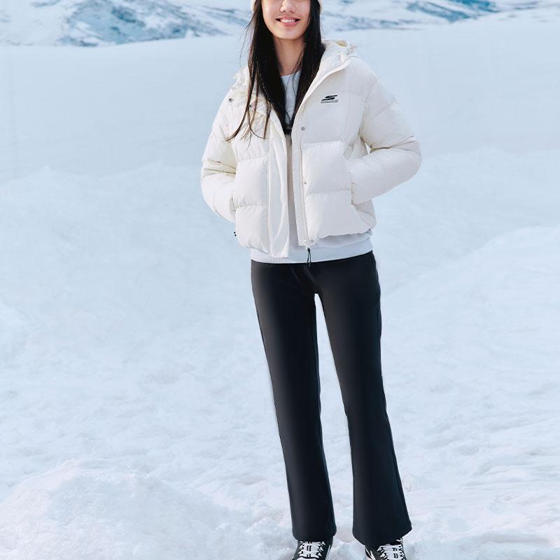 Skechers Базовая утепленная короткая куртка с капюшоном, тканая, с принтом логотипа-буквы, пуховик, женские куртки, Тофу-Белый P423W084-0211