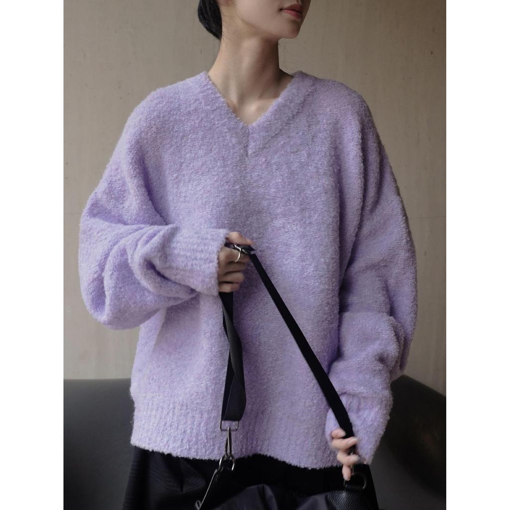 Louvre Уютный коричневый свитер с V-образным вырезом: Мягкий, свободный силуэт, идеально подходит для зимы