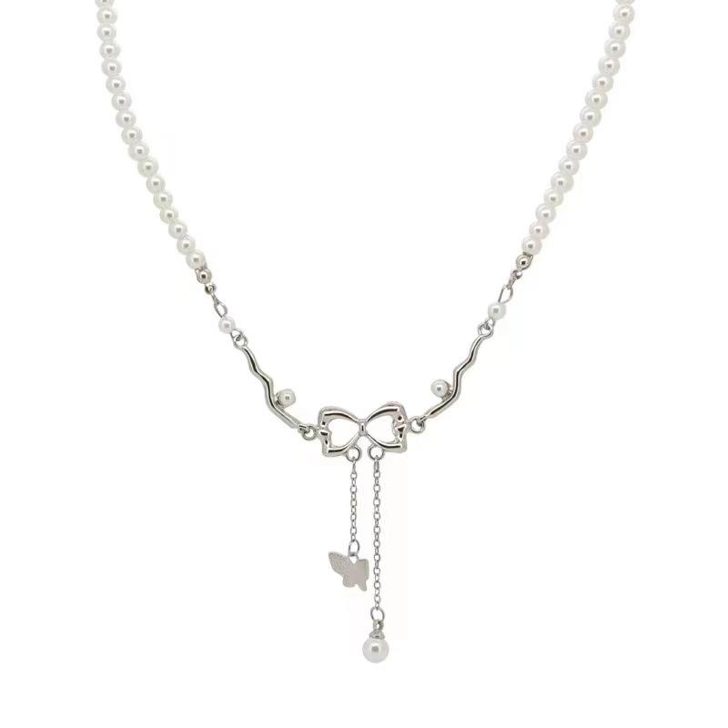 Полое ожерелье с кисточкой в виде банта и искусственным жемчугом: Нишевая дизайнерская ключичная цепочка для женщин - Коллекция 2025.