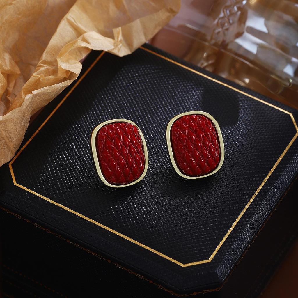 Серьги-пусеты с подвесками в виде капель из жемчуга и красных сердец: Французские ретро винтажные каффы для осени и зимы.