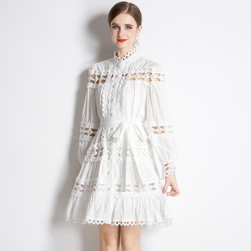 Подиумные женские однобортные платья с воротником-стойкой. Новое весенне-осеннее женское модное белое мини-платье с вышивкой и кружевной отделкой.