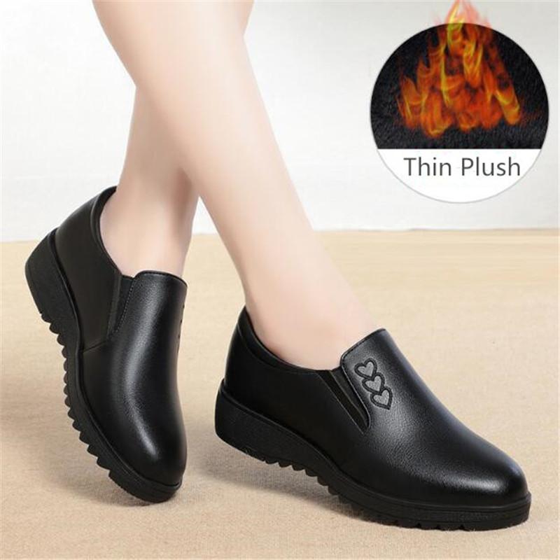 Весна Мягкая подошва Мамины танкетки Одинарная обувь Качественная кожа Нескользящая Повседневный комфорт Дамские туфли на плоской подошве для женщин среднего возраста Женская обувь