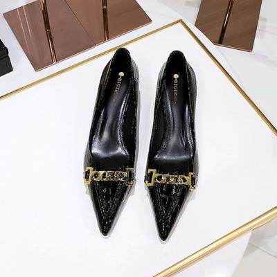 Женские блестящие лакированные туфли с острым носком и металлической цепочкой, декоративные туфли на среднем каблуке