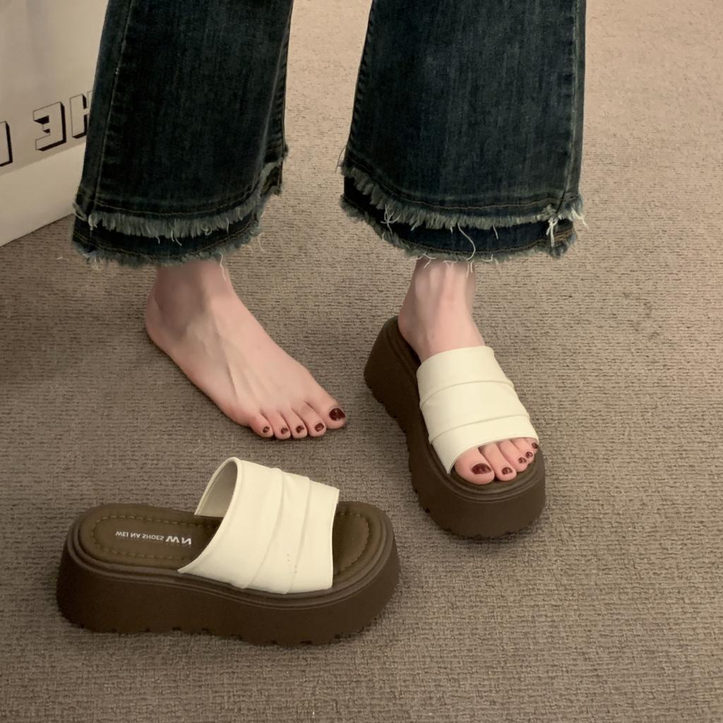 Босоножки женские маленькие человек показывает рост 2025 новые супер огонь красивые сандалии серебряные тапочки морское побережье пляж женская юбка