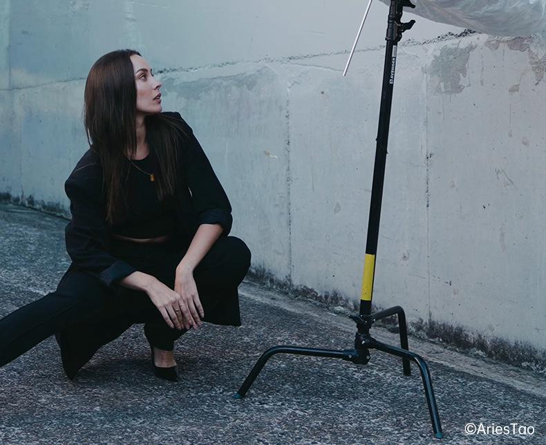 Godox UB Parabolic Reflector Umbrella: Large, Portable, Multifunctional Light for Studio and Outdoor Photography.