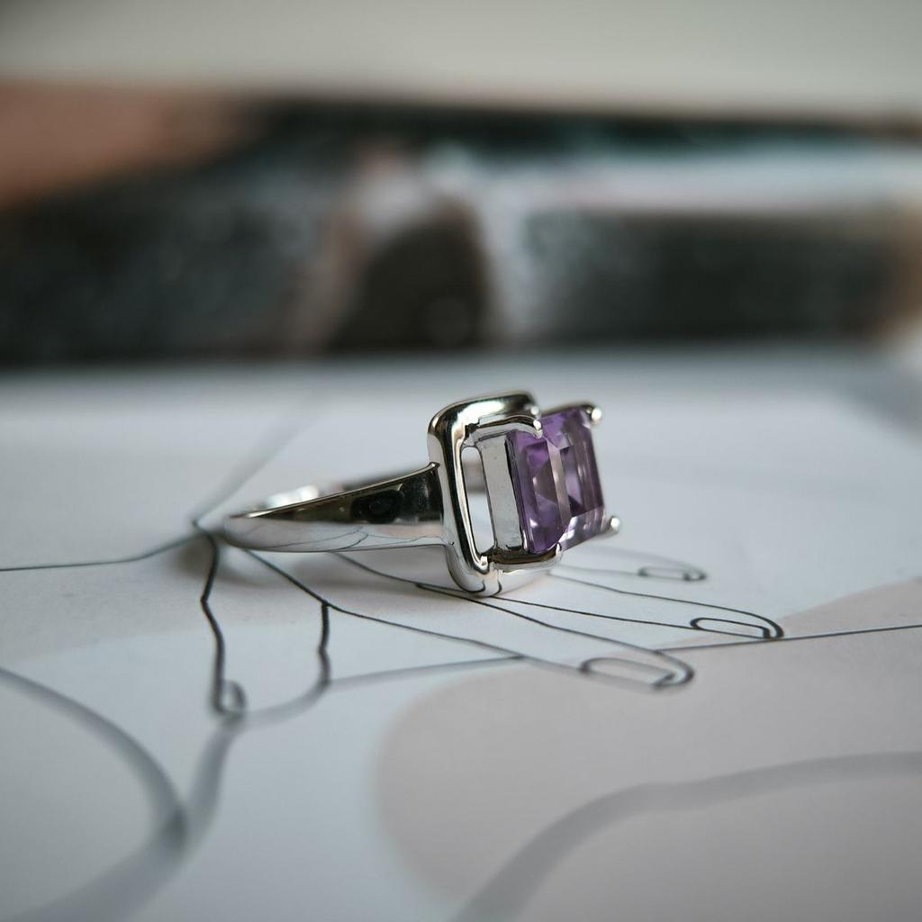 Серебряное кольцо с натуральным аметистом 2.4ct, вес изделия 4,29 гр (2189220)