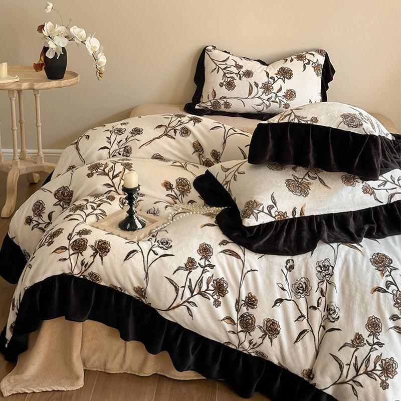 G5Z Постельное белье из молочного велюра и кружева: Утолщенный четырехсекционный комплект из фланели и кораллового флиса, двусторонний, с пододеяльником.