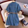 Летнее джинсовое платье А-силуэта в стиле ретро, скрывающее живот и стройнящее талию, с коротким рукавом