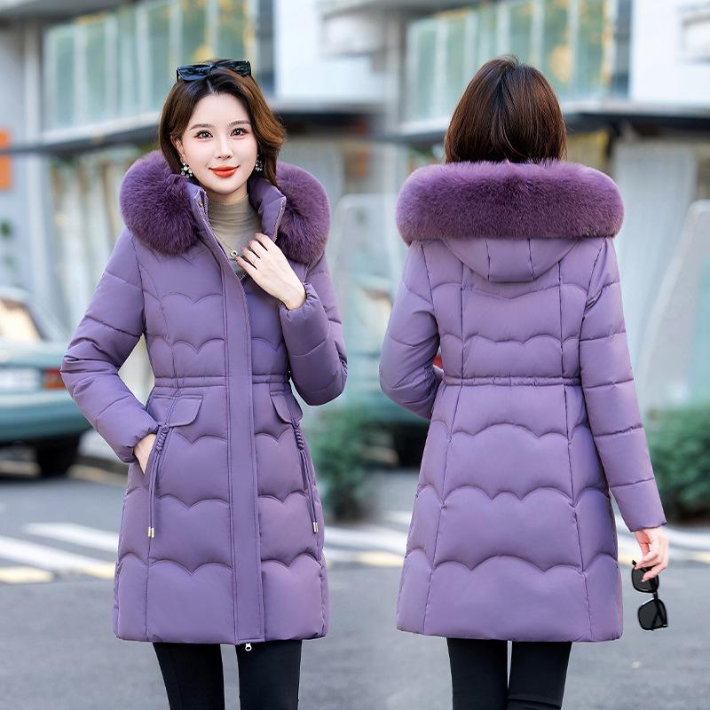Женская зимняя хлопковая куртка средней длины с капюшоном и меховым воротником - Модная, приталенная, теплая