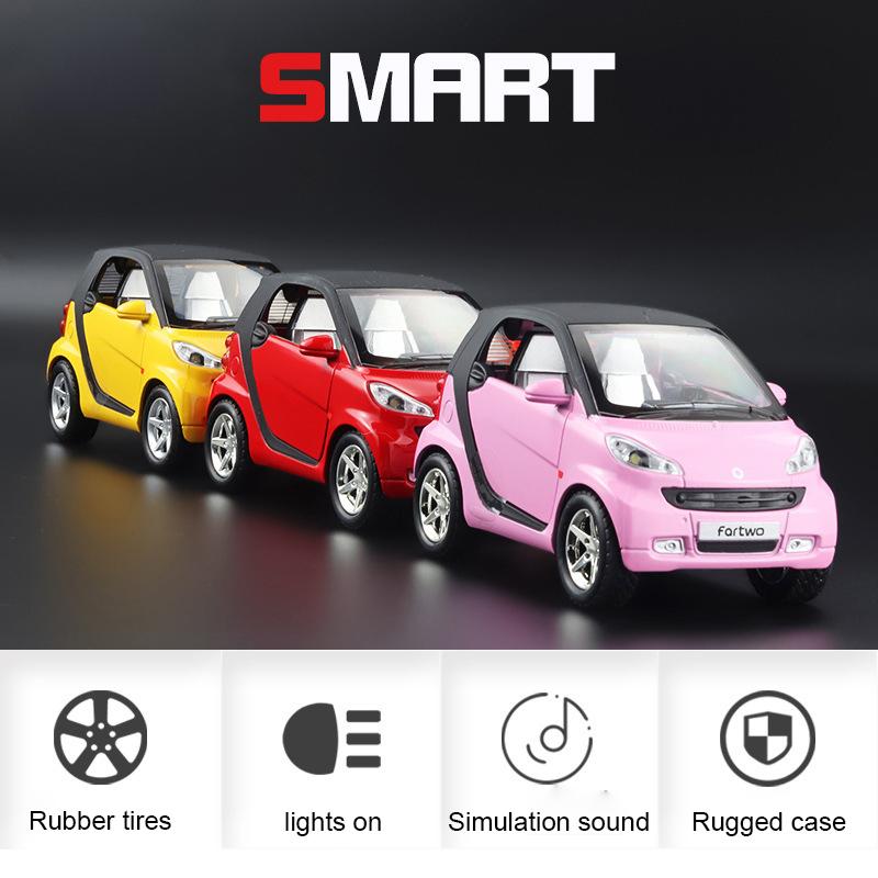 1/32 Smart Fortwo имитирует модели автомобильного освещения и музыки, чтобы вернуть электронные игрушки и автомобильные игрушки обратно в модель автомобиля из сплава
