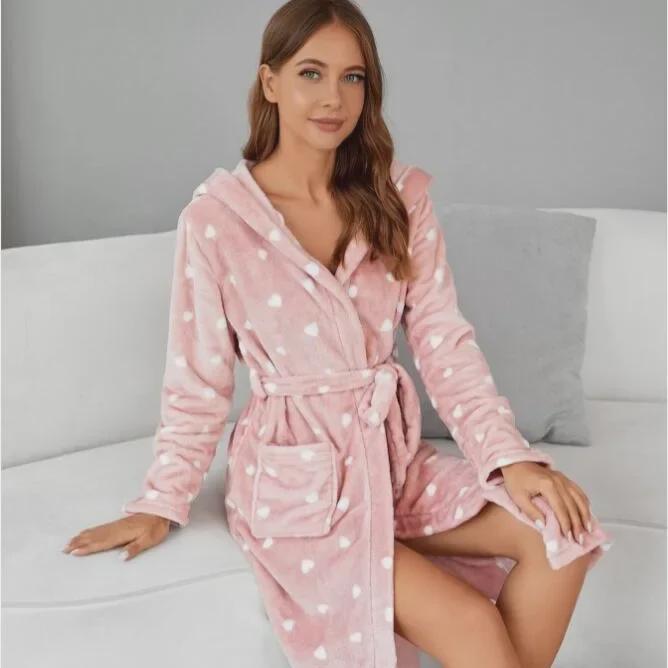 «Женский банный халат с капюшоном и завязкой в розово-фиолетовом цвете с принтом «Любовь» 2025 года»