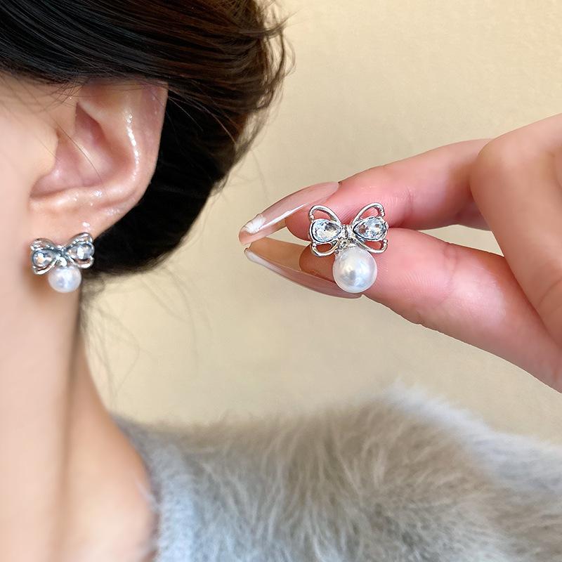 Серебряная игла серьги-гвоздики с жемчугом бант женские легкая роскошь нишевый темперамент блестящие бриллиантовые серьги в стиле виндер сладкие серьги с индивидуальностью