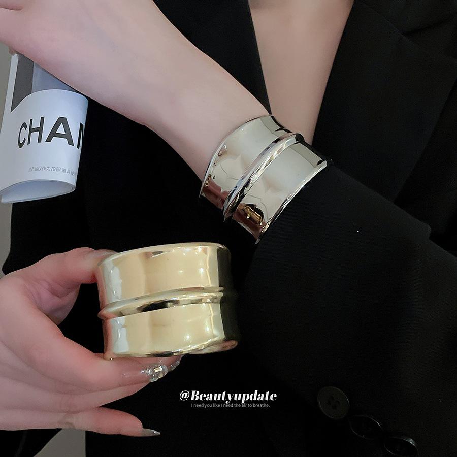 Металлический браслет-манжета с неровной волнистой текстурой: Универсальные модные украшения для женщин