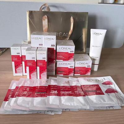 Набор L'Oréal Revitalift с ретинолом: увлажняющий тоник, лосьон, крем, очищающее средство и маска для ухода за кожей.