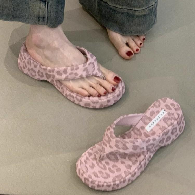 Мягкая кожаная версия! Нишевый дизайн розовые леопардовые шлепанцы для женщин, толстая подошва с увеличением высоты, пляжные сандалии для весны и лета для женщин