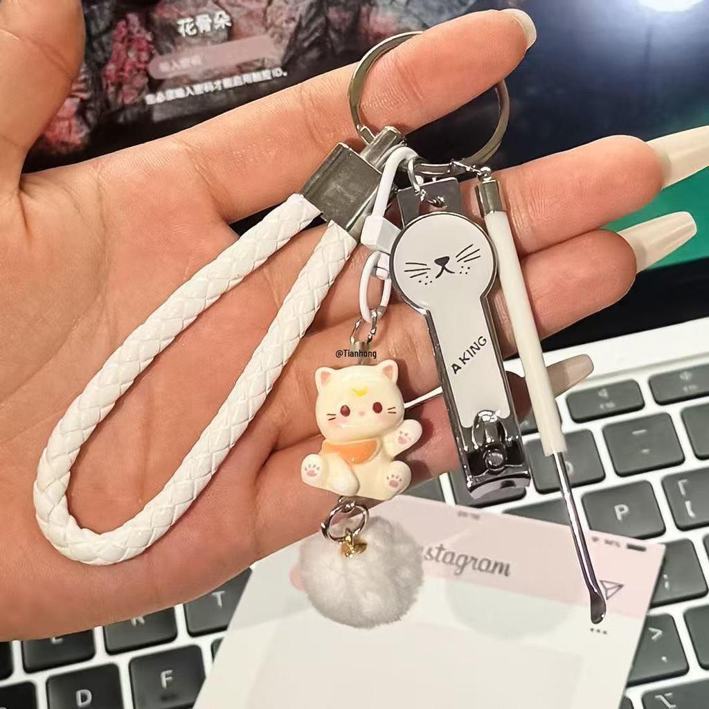 Набор брелоков в виде мультяшной ухочистки и кусачек для ногтей - Милые аксессуары для лучшей подруги/пары.