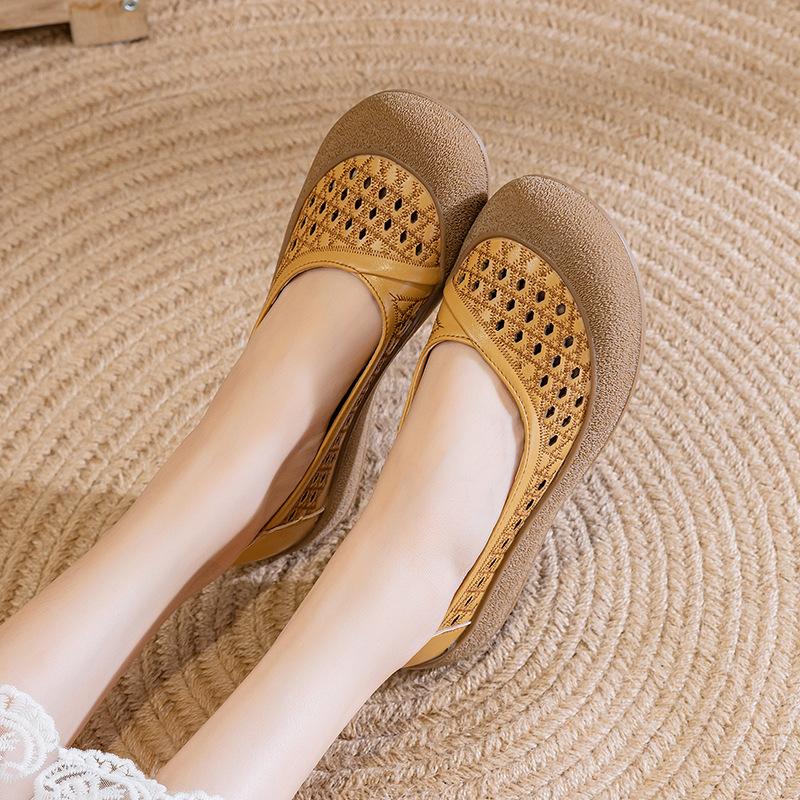 Кожаные новые летние сандалии женские туфли большого размера для мамы мягкая подошва полые удобные на плоской подошве нескользящие одинарные туфли с перфорацией дышащие