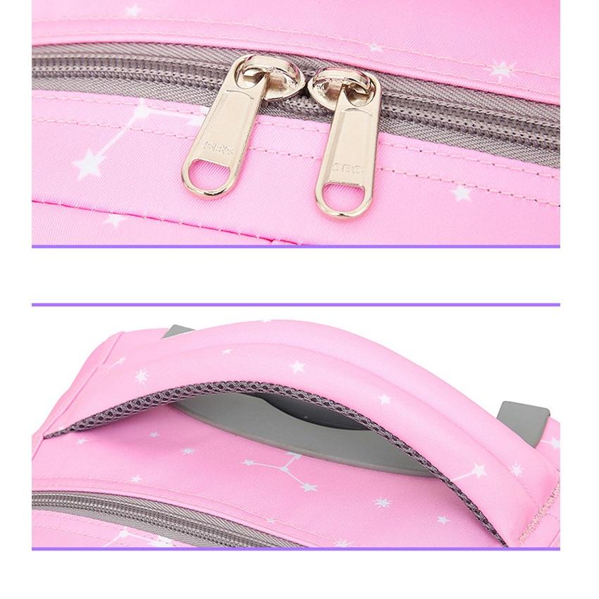 Школьники переносят и тянут ранцы на тележке двойного назначения с колесами, на которых можно подниматься по лестнице.