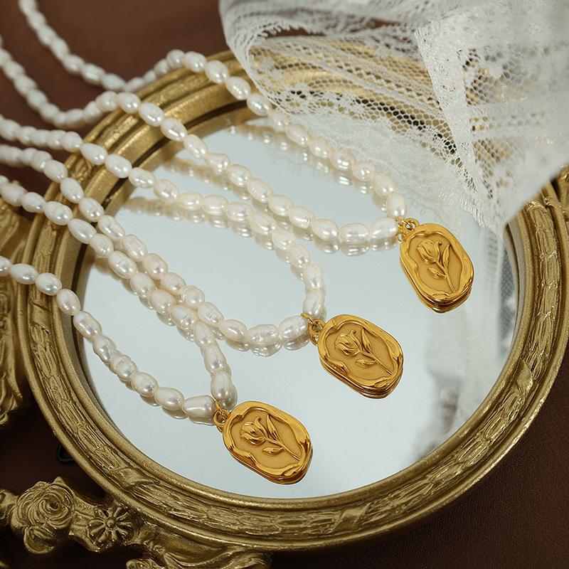 French Freshwater Rice Pearl Necklace Elegance Retro Rose Embossed Elegant Gentle Exquisite and Versatile
