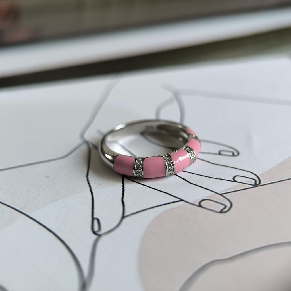 Серебряное кольцо с фианитами, емаллю, вес изделия 2,8 гр (60002188)