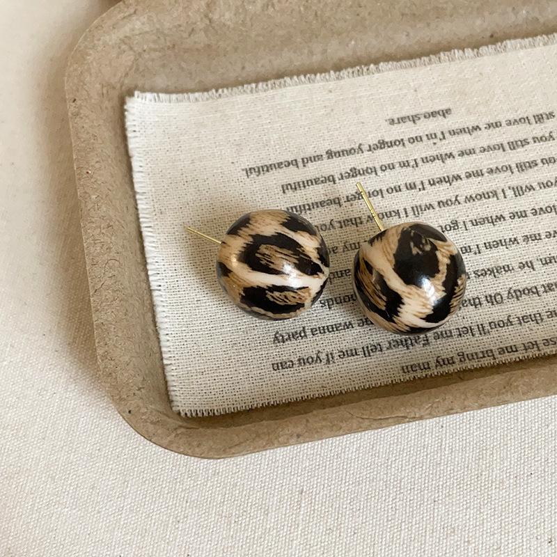 Нишевые высококачественные серьги-гвоздики из смолы с леопардовым принтом, женские осенне-зимние ретро-легкие роскошные модные элегантные универсальные серьги для поездок на работу