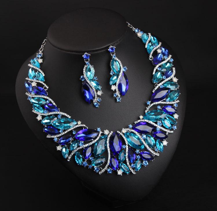 Комплект из ожерелья и сережек из хрусталя и стекла для банкета. Украшения для женщин. Аксессуары.