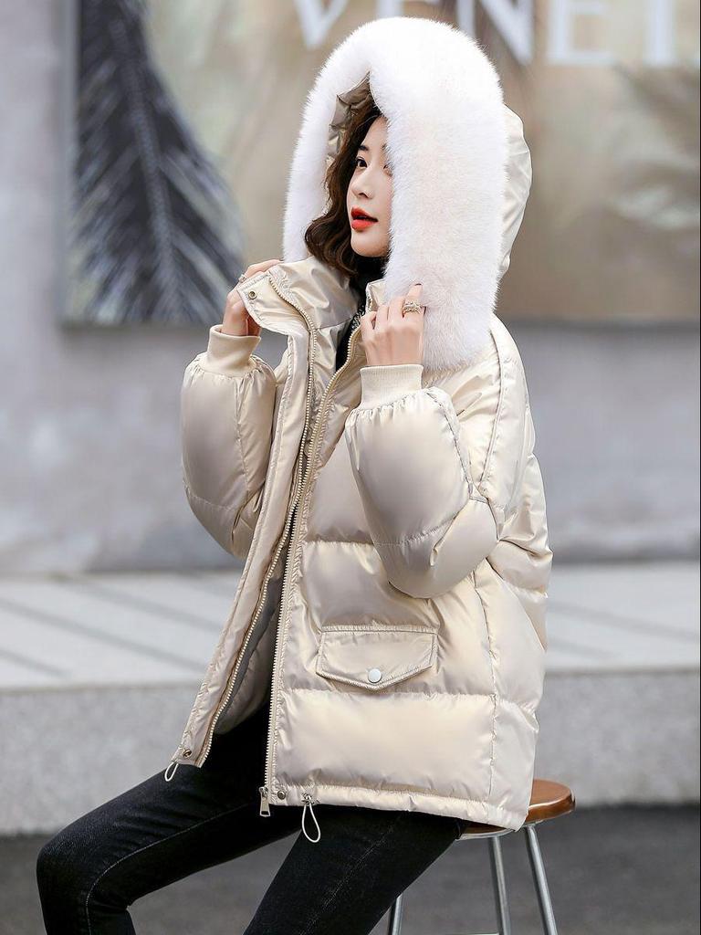 Женская блестящая белая куртка на утином пуху, модель 2024 года — короткая, не требующая стирки, теплая, свободного кроя с меховым воротником