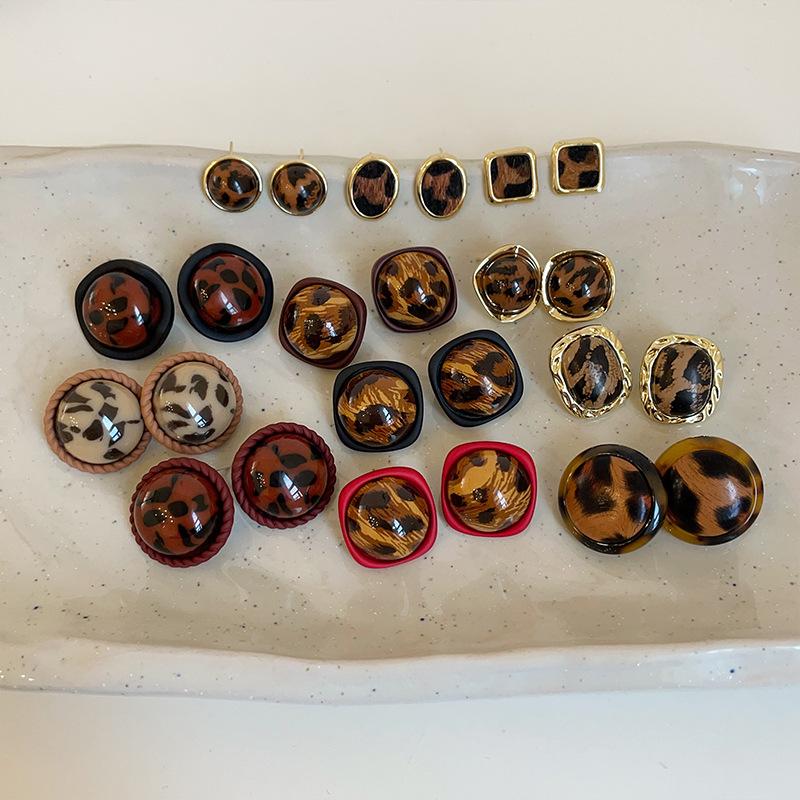 Нишевые высококачественные серьги-гвоздики из смолы с леопардовым принтом, женские осенне-зимние ретро-легкие роскошные модные элегантные универсальные серьги для поездок на работу
